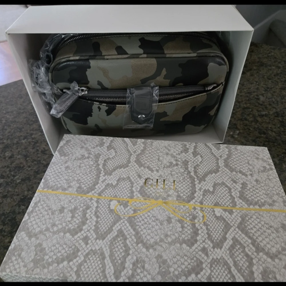 G.I.L.I Leather Camo Crossbody w/ Slim Metallic Wallet - Picture 1 of 12